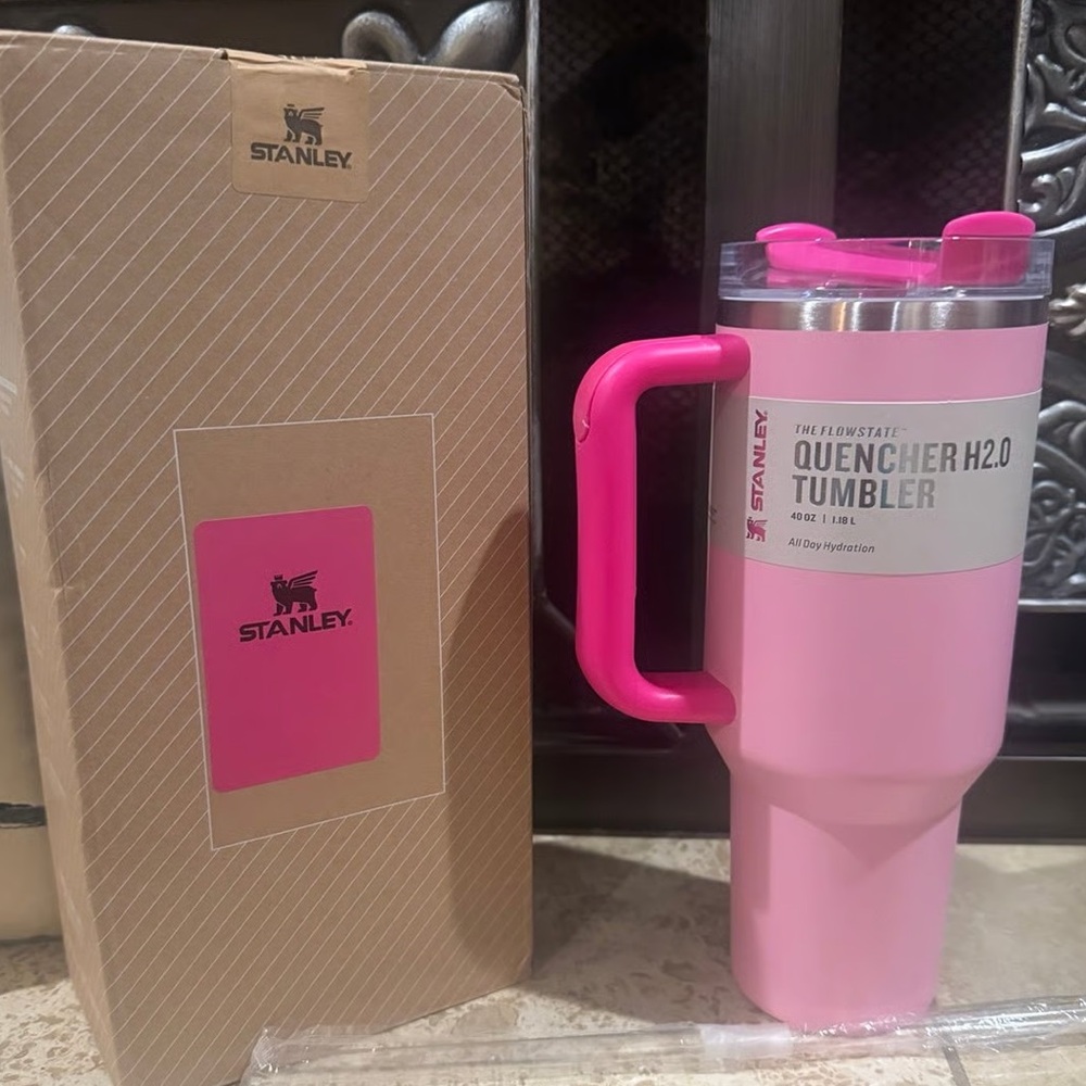 Stanley Glinda style wicked Pink Tumbler with Straw flowstate 40oz rare Fuschia